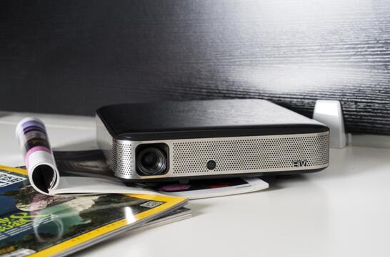 買LED投影還是燈泡投影？家用投影該選誰！